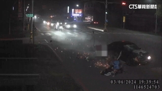 轎車飆速闖紅燈穿越路口　撞倒機車釀一死三傷