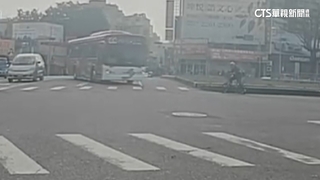 離譜！　公車紅燈逆向左轉「切西瓜」　險撞單車騎士