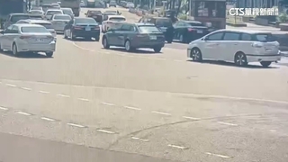 不滿差點撞車！　轎車駕駛暴怒跳小黃車頂嗆聲