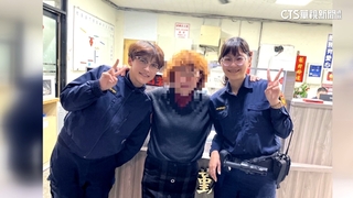 婦褲襠3.2萬鈔票被吹走　2警冒險穿梭車流幫撿錢