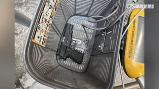 路邊共享單車「車籃裡有槍」　民眾嚇壞急報案