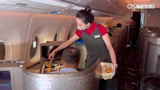 爸媽搭商務艙「兒坐經濟艙」　空服淪保母傻眼！