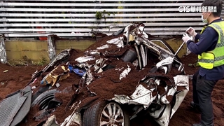 過彎疑超速！砂石車側翻壓毀休旅車　母子搶救中