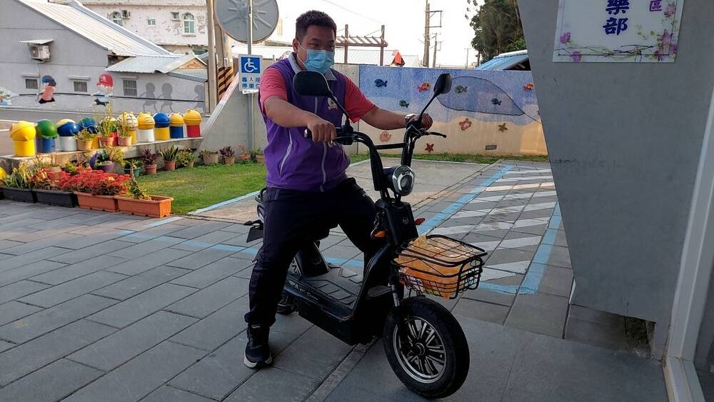 黃兄騎著社區長輩家屬贈送的電動自行車送餐。