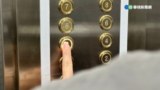 不繳維修費仍搭電梯 新竹男貼公告批「無恥瘋狗」 結局慘了