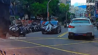 男趴引擎蓋不肯放！　遭警攔車「爆料女友藏毒」