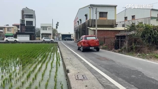 大車小路會車險掉田裡　「輪胎壓邊線」網友看傻眼
