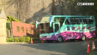 康橋校車驚翻20傷　15生請假.「1人6千慰問金」