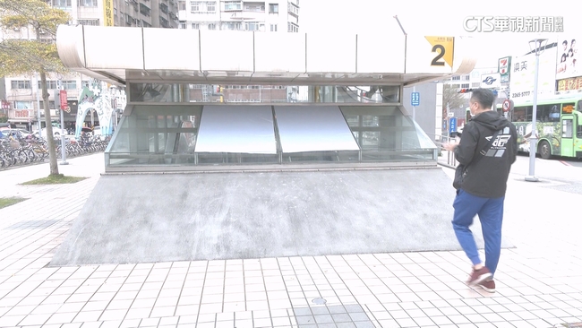 8外國人捷運站外玩滑板　毀採光玻璃還拒檢逃 | 華視新聞