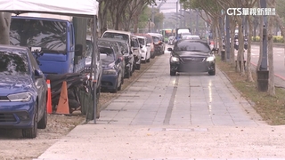 台中中央公園亂象　直擊人行道淪車道.停車場