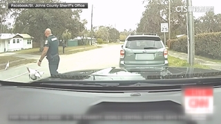 攔截車輛準備盤查！　美警卻遭「火雞」當街追趕