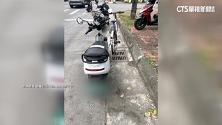 自私！　機車停路邊占位竟還貼告示「不准移車」