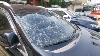 不滿被叭！男徒手砸無辜車　反曝女友酒駕被抓