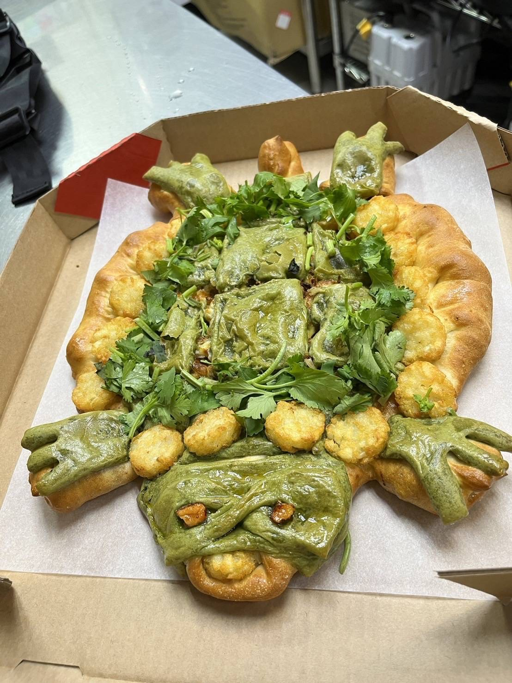 必勝客新品「草仔龜披薩」太奇特！員工PO文抱怨 網友：不要玩食物 | 圖／翻攝自PTT