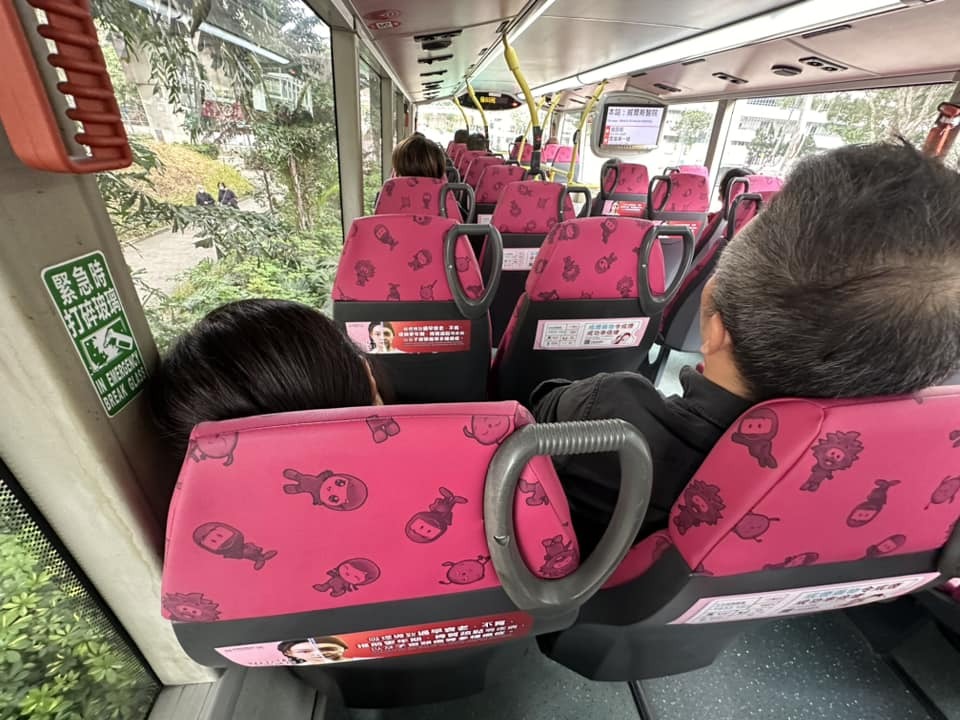 香港夫妻搭車「高音量看抖音」　乘客播大悲咒反擊兩人秒睡 網讚：降魔伏妖！ | 圖翻攝自 臉書社團「西環變幻時」
