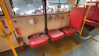 有驚無險！　貨車載「超長鋼條」插進公車車窗　幸無人傷