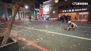 「92歲」台南林百貨雨遮板粉刷層剝落砸車　市府檢修