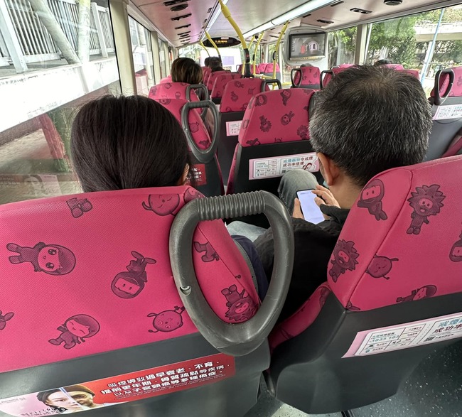 香港夫妻搭車「高音量看抖音」　乘客播大悲咒反擊兩人秒睡 網讚：降魔伏妖！ | 華視新聞