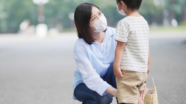 孩童戴不住口罩 老師拿膠帶「黏臉頰固定」 兩派人戰翻了 | 華視新聞