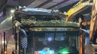 駕駛疑不熟路！　遊覽車撞涵洞削頂1死14傷