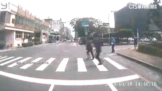 台南市立醫院前沒紅綠燈　行人走斑馬線險被撞