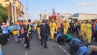 白沙屯媽祖員警扛轎　傳一般人不能扛？廟方：都歡迎