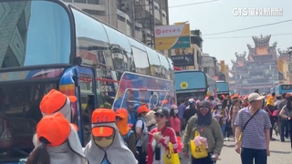 粉紅超跑飆速! 「香燈腳累了請上車」 遊覽車免費接駁