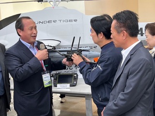 賴總統當選人校閱雷虎最新型海鯊號無人艇 Seashark 400