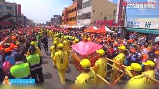 北港民眾迎白沙媽！　10樓高鞭炮壯觀.人龍長2公里