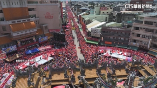 白沙屯媽「三進三退」衝入朝天宮　滿天紙花信眾超嗨