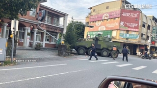 為閃自行車！　國軍裝甲車自撞路燈毀警所外牆