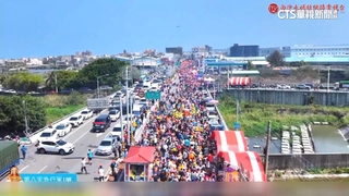 18台吊車綁900條鞭炮　「巨大廟門」迎「粉紅超跑」