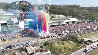 粉紅超跑衝刺　「900條巨型廟門炮」炸響苗栗