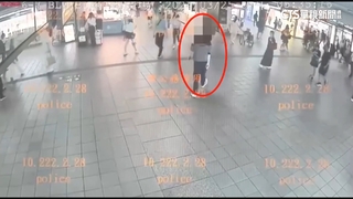 累犯！　北車捷運出口　怪男狂噴辣椒水引發恐慌