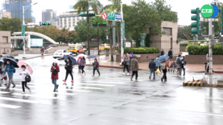 出門記得帶傘！明起變天　2波鋒面接力「雨下到下週」