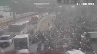 台北橋尖峰時間現「機車海」　號誌壞騎士卡半小時