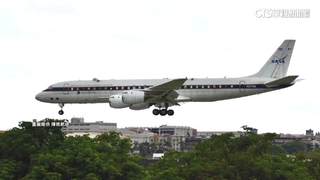 罕見與我戰機同框！　美DC-8科研機超低空衝場