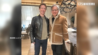 黃仁勳.祖克柏同框　玩換衣秀「交換球衣」逗樂網友