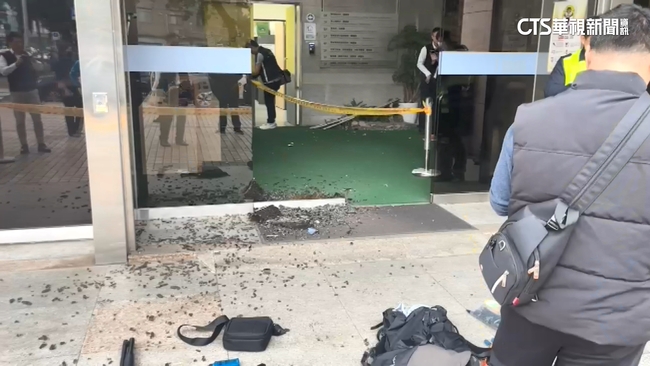 數位部玻璃大門遭槍擊碎裂　開槍男子高喊「反政府」 | 華視新聞
