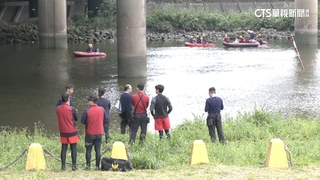 車自撞國道護欄墜基隆河　警消急打撈駕駛