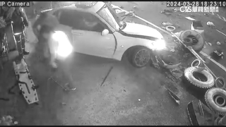 疑轉彎剎車不及！　車高速失控撞海產店釀兩死