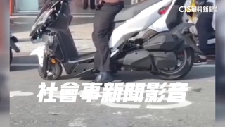 台南阿伯騎機車疑裝「備用胎」　影響安全警方要罰