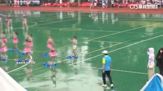 國小校慶「童雨中跳舞」　家長怒：至少淋30分鐘