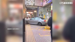 駕名車衝騎樓「刮牆又撞機車」　狂開30米！　駕駛稱不適