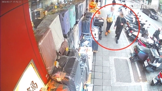 假車禍真詐財　男「擦肩而過」掉手機討賠償