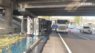 油罐車下匝道失控翻覆　油流滿地回堵1公里
