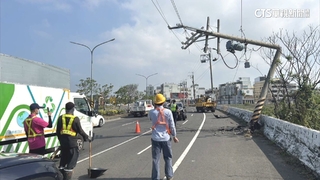 恍神自撞車頭全毀　電桿整根折斷號誌不亮