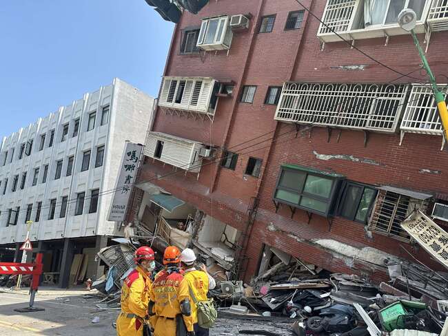 花蓮「天王星大樓」呈60度傾斜　已救出22人意識均清楚 剩1人受困 | 華視新聞