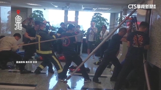 北市大樓電梯遇強震突墜落　卡13樓7人受困獲救