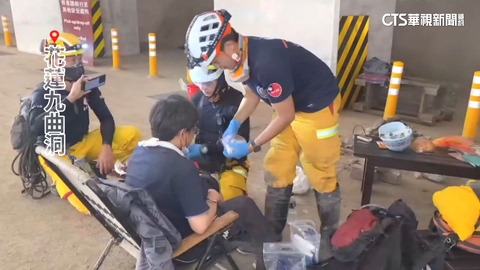 9人困九曲洞獲救! 小巴司機打「倒退檔」救全車